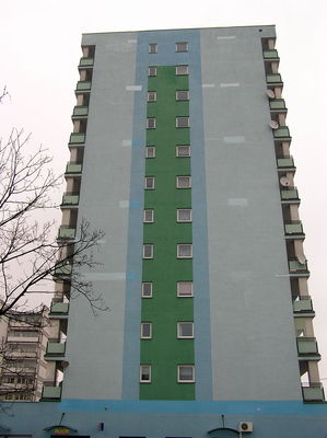 Jachowicza 19a - 3 letni staruszek
Oto blok na Jachowicza 19a zbudowany 3 lata temu przez Płocką Wectrę i jak pisano, w najnowocześniejszej technologii, która użytkownikom wychodzi bokiem.
Opłakany stan elewacji zewnętrznej widać gołym okiem i gdyby nie codzienne łatanie dziur i usuwanie uszkodzeń przez ostatnie 2 lata, to było by jeszcze gorzej.
Pęknięcia ścian, grzyb, odpadające kawałki tynku, korozja to standard. 
Zdjęcie zamieszczam jako pomnik nowoczesnej architektury w bardzo kiepskim wykonaniu.
Słowa kluczowe: jachowicza 19a płock, młodzieżowa spółdzielna mieszkaniowa, bubel, wectra