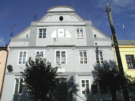 Kamienica w Gąbinie
Najstarsza kamienica w Gąbinie z 1809. W kamienicy tej urodził się Sławoj Felicjan Składkowski 1885-1962
dr medycyny, legionista, generał, minister, premier II Rzeczypospolitej w 1936-1939
Słowa kluczowe: Kamienica w Gąbinie