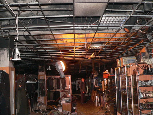 Tiger - przejscie, pod podwieszanym dachem
