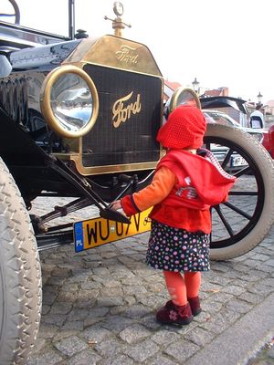 I Płocki Rajd Pojazdów Zabytkowych, Ford T
08-10-2006, I Płocki Rajd Pojazdów Zabytkowych
Ford T z roku 1917 oglądany przez Karolinę z roku 2005 - zbyt fascynujący, by mogła od niego odwrócić wzrok.
Słowa kluczowe: Ford T