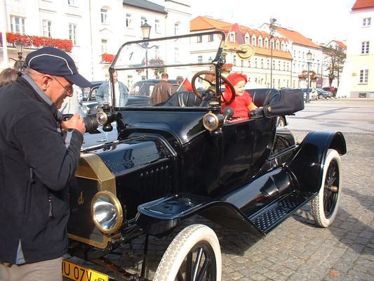 I Płocki Rajd Pojazdów Zabytkowych, Ford T
08-10-2006
Karolina, rocznik 2005, w Fordzie T, rocznik 1917 - dzięki uprzejmości organizatorów, którzy pozwolili zabytek popodziwiać z bardzo bliska. 
Słowa kluczowe: Ford T