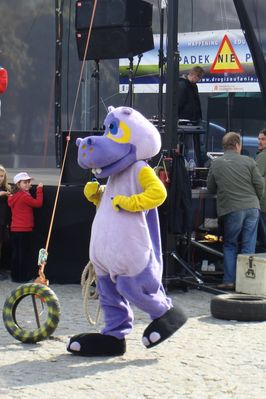 Drogi Zaufania - plac przed teatrem
Hipopotam - jeden z Gospodarzy zabawy dla dzieci. Uczył o przechodzeniu przez jezdnię
