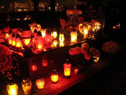 Zaduszki nocą
Cmentarz wieczorem
