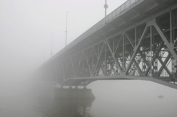 Dokąd ten most?
Nie ma tu konwersji do B&W, tak wyszło we mgle
