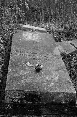 Sikórz - pozostałości cmentarza przy kościele parafialnym
