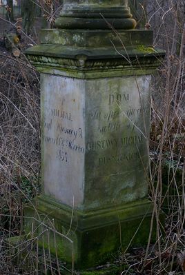 Sikórz
pozostałości cmentarza przy kościele parafialnym
