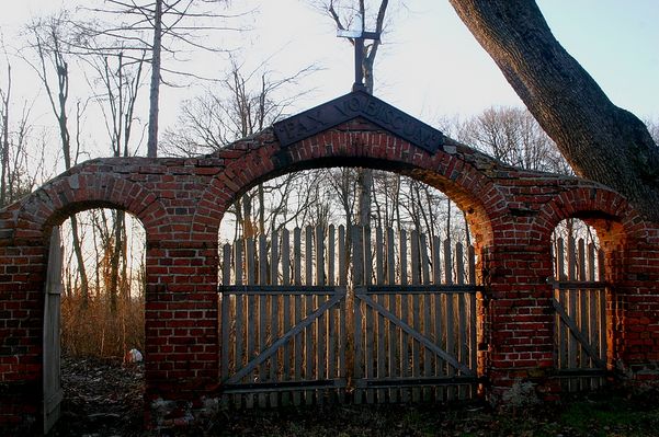 Sikórz
pozostałości cmentarza przy kościele parafialnym
