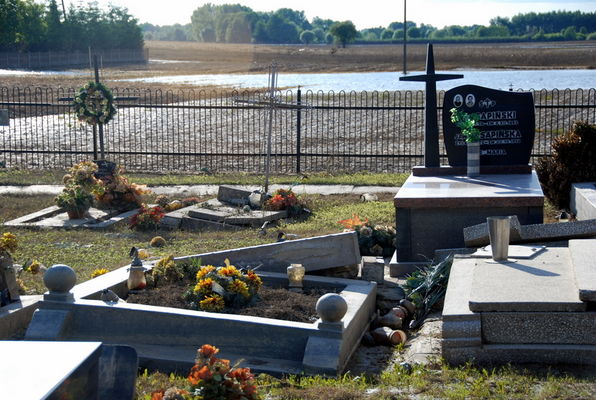 Cmentarz w Troszynie Polskim
po powodzi
Słowa kluczowe: powódź Troszyn cmentarz