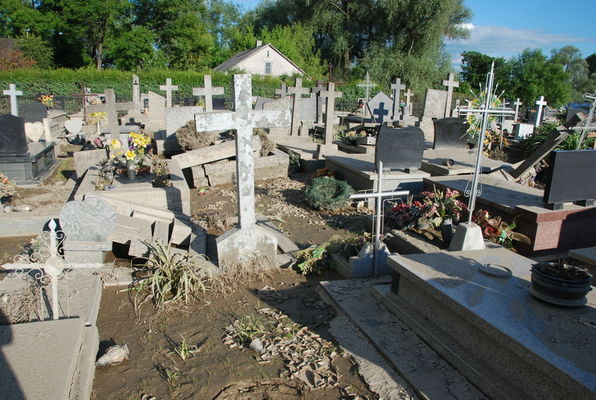 Cmentarz w Troszynie Polskim
po powodzi
Słowa kluczowe: powódź Troszyn cmentarz
