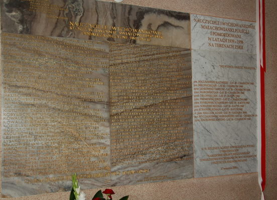 Tablica poświecona nauczycielom i wychowankom Małachowianki
poległym i pomordowanym w latach 1939 - 1956 na terenach ZSRR.
Tablica znajduje się w liceum im. Marszałka Stanisława Małachowskiego. 
Odsłonięcia tablicy dokonano 17 września 2009 r. w 70. rocznicę agresji sowieckiej na Polskę.
Słowa kluczowe: tablica Małachowianka małachowiacy polegli pomordowani nauczyciele