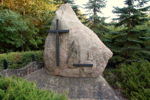 Kamień pamiątkowy
Białobrzegi, ul. Wiosenna.
Na kamieniu, na tej poziomej tabliczce jest tylko napis [b]A.D. - 1992 r.[/b]
Słowa kluczowe: Białobrzegi kamień pomnik 1992