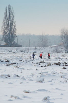 Może na to nie wygląda, ale ci panowie są na środku zamarzniętej Wisły (sic!)
Czy oni tam pracują? Co mogą tam robić?
Słowa kluczowe: zamarznięta Wisła kra