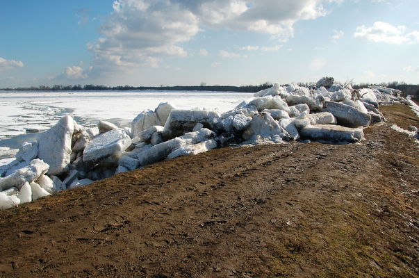 Kra na wale w Dobrzykowie
Wał był tak nasiąknięty wodą, że można się było z niego ześlizgiwać.
4.03.2010 r.
Słowa kluczowe: Wisła wał Dobrzyków kra 