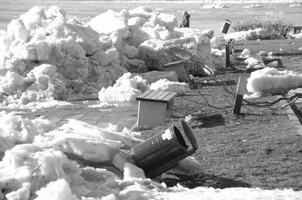 Płocki bulwar nad Wisłą po wylaniu rzeki
Krajobraz po cofniętej wodzie
4.03.2010 r.
Słowa kluczowe: Wisła rzeka bulwar kra