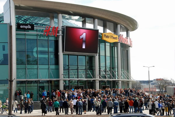 Otwarcie Galerii Handlowej Mazovia, 24.04.2010 r., godz. 12:00
Ta "1" to teoretycznie 1 sekunda do otwarcia. Po napisie "Zapraszamy" ludzie czekali jeszcze dwie minuty na otwarcie drzwi :)
Słowa kluczowe: galeria handlowa Mazovia otwarcie