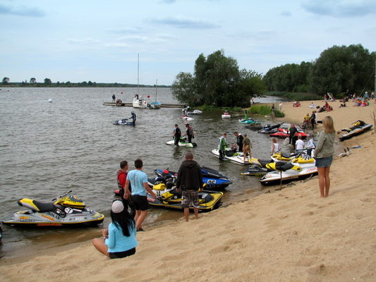Mistrzostwa Polski Skuterów Wodnych, 10 sierpnia 2008 r. - drugi dzień zawodów
Przygotowania do kolejnego startu w wyścigach
Słowa kluczowe: mistrzostwa skuterów wodnych Wisła