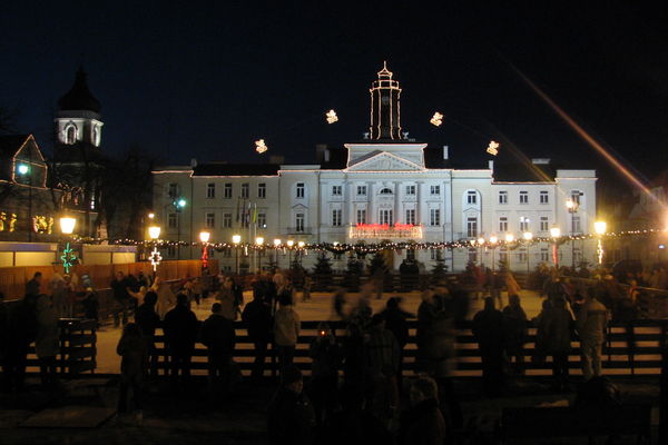 Lodowisko gości świątecznych łyżwiarzy i spacerowiczów
Słowa kluczowe: lodowisko