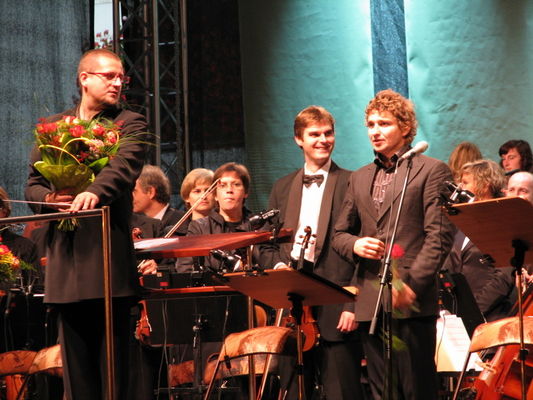  Psałterz Wrześniowy - 16.09.2007
Dyrygent Mikołaj Blajda i jeden z solistów - Janusz Radek
Słowa kluczowe: Psałterz wrześniowy Radek Rubik