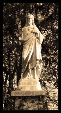 Figurka Jezusa w miejscu spalonego kościoła ( Podolszyce Południe )...
