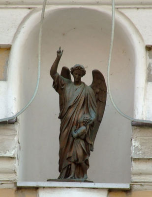 Figurka anioła stróża
Znajdująca się nad bramą do Zgromadzenia Matki Bożej Miłosierdzia 
Stary Rynek 14/18 

Słowa kluczowe: anioł