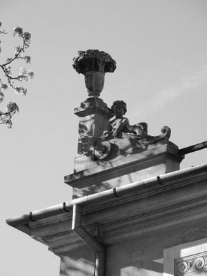 Rzeźba z kaminicy przy ul. Warszwskiej
