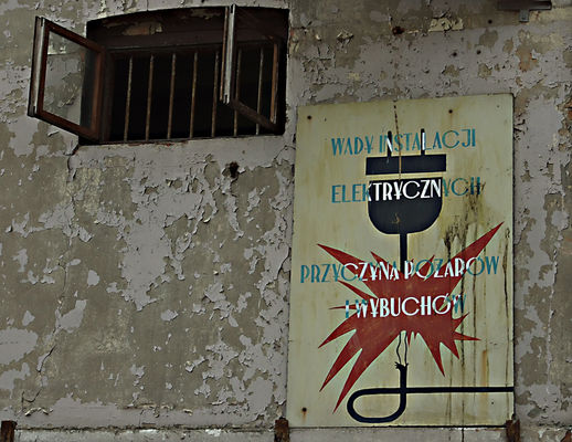 Pamiątki z PRLu
Na tyłach budynku ze skrzyżowania Al. Kobylińskiego i ul. Bielskiej
Słowa kluczowe: PRL