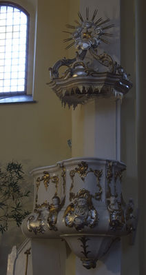 Ambona w stylu rokokowym z połowy XVIII
Na ambonie znajdują się symbole Ewangelistów: 
św. Jan - orzeł 
św. Łukasz - wół, 
św. Marek - lew, 
św. Mateusz - anioł. 

Kościół pw. św. Dominika
Parafia pw. św. Maksymiliana Kolbe

Słowa kluczowe: Kościół Górki