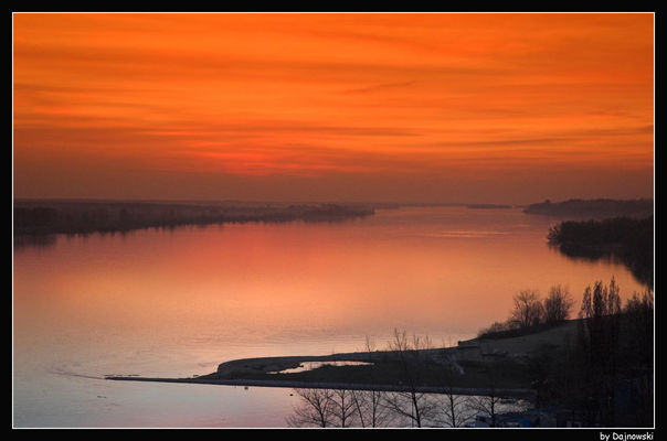 Zachód słońca
Wczorajszy zachód słońca, podsycony filtrem połówkowym:)
Słowa kluczowe: zachód słońca