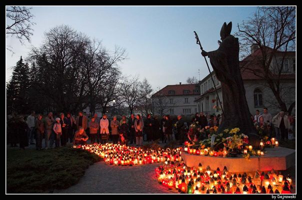 Druga rocznica śmierci Jana Pawła II
Słowa kluczowe: Jan Paweł II JPII rocznica pomnik papież
