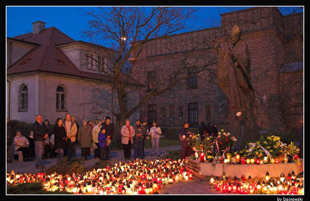 Druga rocznica śmierci Jana Pawła II
Słowa kluczowe: Jan Paweł II JPII rocznica pomnik papież