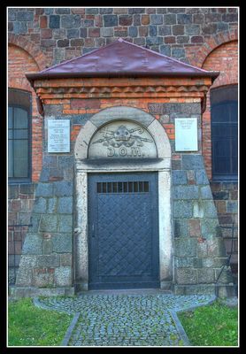 Groby
Drzwi wejściowe z tyłu Bazyliki Katedralnej prowadzące do grobów biskupów płockich.
