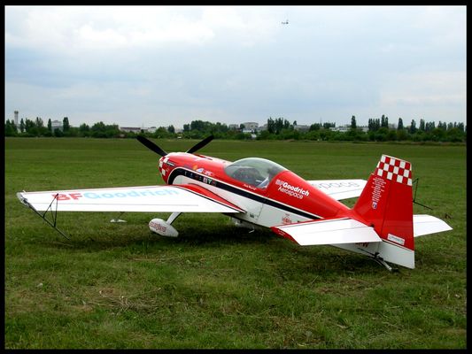 Makieta Extra 300
Model samolotu akrobacyjnego Extra 300 na zawodach w Aeroklubie Ziemi Mazowieckiej w Płocku. Pilot tego samolotu zdobył pierwsze miejsce w tych zawodach.
Słowa kluczowe: Extra 300