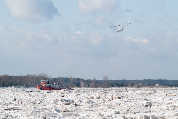 lodołamacz "Niedźwiedź" i "Błękitny TVN" w akcji
