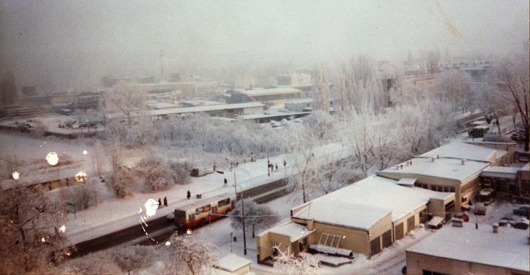 ul. 1000-lecia
zima 1999 rok
u dołu z prawej kompleks zabudowań spółdzielni mieszkaniowej oraz
widok na przyszły market Champion (z lewej) i przyszłą ul. Przemysłową
Słowa kluczowe: tysiąclecia