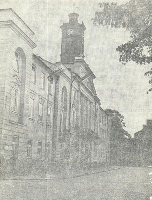 Fasada Magistratu
Całą jedną pierzeję (półn.-zach.) Rynku zajmuje neoklasycystyczny Ratusz, zbudowany w latach 1824-1827 wg projektu architektaJakuba Kubickiego (1758-1833), jednego z najwybitniejszych polskich architektów klasycyzmu, twórcy Belwederu w Warszawie. Ratusz stanowił początkowo jedynie środkową część obecnego gmachu, powstałego z późniejszego połączenia z sąsiadującymi z obu stron kamienicami. Wieżę dobudowano w 1870 r. 
