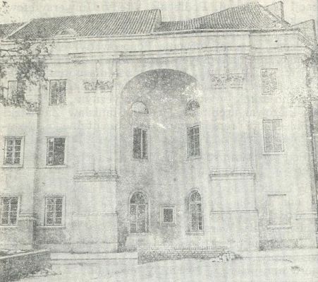 Fronton Kolegium Jezuitów
Jest ona najstarszą z istniejących w Polsce i w tej części Europy szkół. Swymi początkami sięga roku 1180 i nieprzerwanie istnieje na tym samym miejscu. Najpierw uczyli się w niej benedyktyni, a później kanonicy regularni. Do roku 1611 szkoła istniała przy Kolegiacie św. Michała. W latach 1611-1773 szkołę prowadzili jezuici, którzy wznieśli istniejące do dziś środkowe skrzydło szkoły.
