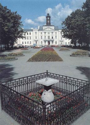 skan pocztówki
na pierwszym planie zegar słoneczny z 1793 r.
