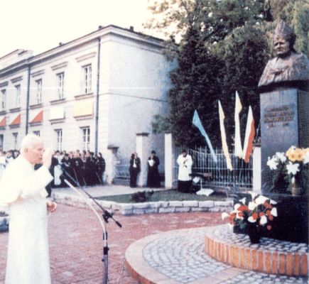 7 czerwca 1991 r.
Sługa Boży Ojciec Święty Papież Jan Paweł II Wielki dokonuje pośwęcenia pomnika abpa. A. J. Nowowiejskiego oraz udziela pasterskiego błogosławieństwa licznie zgromadzonym studentom Wyższego Seminarium Duchownego (tzw. klerykom) oraz przybyłym na to wydarzenie wszystkim wiernym.
