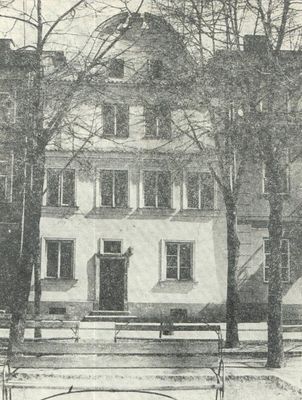 barokowa kamieniczka staromiejska pl. Marcelego Nowotki nr 17
Plac Statry Rynek (następnie M. Nowotki, obecnie znów Stary Rynek) jest prostokątem o dł. 138 m. i szer. 69 m. Do 1816 r. stał na nim gotycki ratusz z XV w. (w miejscu obecnej altanki) - w bezpośrednim sąsiedztwie istniejącego do dziś zegara słonecznego z 1793 r. (ale przestawionego stamtąd podczas generalnego remontu w 1998 r.). Obok ratusza była studnia oraz szafot, na którym wymierzano kary chłosty i śmierci. 
