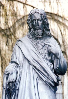 okolice kościoła poreformackiego
Zdjęcie przedstawia figurkę Jezusa Chrystusa Miłosiernego stojącą na placu przed kościołem p.w. św. J. Chrzciciela.
