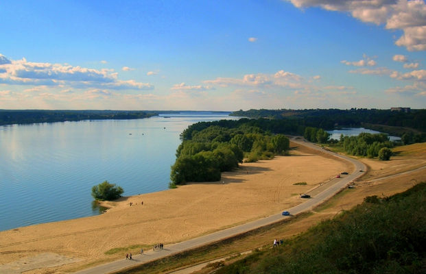 Widok ze skarpy na plażę
