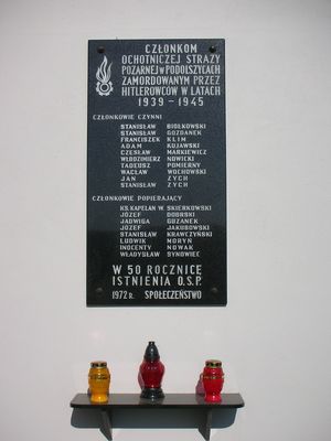Tablica pamiątkowa poświęcona członkom OSP z Podolszyc
Tablica znajdowała się kiedyś na ścianie remizy w Podolszycach. Obecnie umieszczona jest po prawej stronie wejścia do kościoła Św. Krzyża na Podolszycach Płn.
Słowa kluczowe: Tablica pamiątkowa
