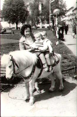 "Na kucyku"
W tle pl. Narutowicza i Grodzka. Rok 1973.
