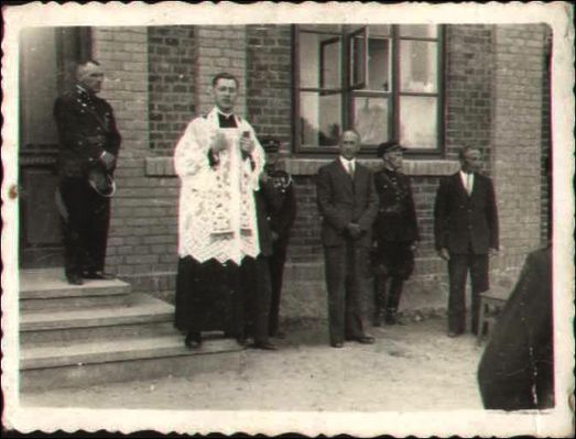 Uroczystości związane z oddaniem do użytku remizy strażackiej OSP na Podolszycach.
Ceremonii poświęcenia remizy dokonał ks. Tenderenda, ówczesny wikary parafii w Imielnicy.
Czy ktoś zna dokładną datę tej uroczystości? (rok 1927 ?)

