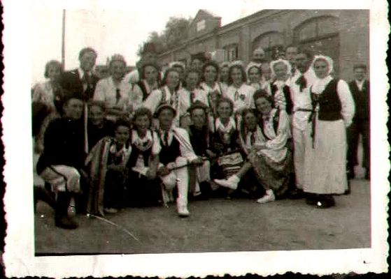 Żeńska drużyna samarytanek przy remizie OSP na Podolszycach. Lata 20-te XX w.
Głównym celem samarytanek była pierwsza pomoc przy oparzeniach i skaleczeniach. Dziewczyny odbywały też ćwiczenia ze sprzętem pożarniczym, brały udział w zawodach strażackich i ćwiczyły musztrę.
Po wybuchu wojny pełniły stałe dyżury w punkcie sanitarnym pomagając rannym.
Pierwszą komendantką była nauczycielka p. Przygocka, która była też sekrtetarzem OSP.
Słowa kluczowe: Remiza strażacka