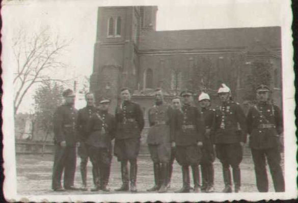 Strażacy
Zdjęcie prawdopodobnie na tle kościola w Imielnicy. Do sprawdzenia.
