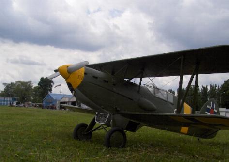 Samolot na lotnisku AZM
Zawody modelarskie 

Zagadka z humorkiem.
Co to za samolot?
