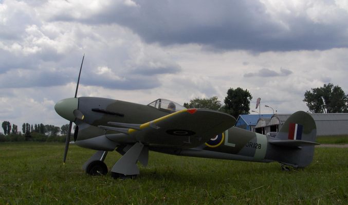 Samolot na lotnisku AZM
Zawody modelarskie

Zagadka z humorkiem.
Co to za samolot?
