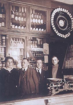 Subiekci w sklepie kolonialnym na rogu ulicy Kolegialnej i Tumskiej. Rok 1905.
