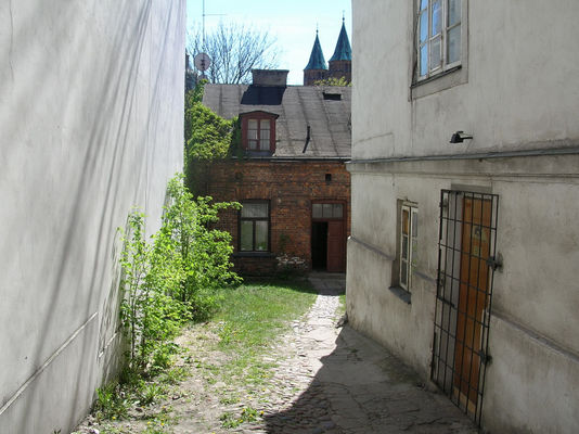 Widok z bramy przy ulicy Kościuszki.
